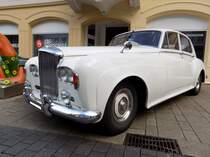 Bentley S3 Saloon, gebaut in den Jahren von 1962 bis 1965. Der elegant ausgeführte Karosseriekörper des Bentley S3 zeigte diverse Unterschiede zum Bentley S2. Eine Kombination von Seitenleuchte und Blinkeinheit war in den Kotflügelbug gesetzt und damit entfielen die aufgesetzten Seitenleuchten (deren Hohlräume sich über die Jahre zu verheerenden Rostnestern entwickeln konnten). Insgesamt verließen 1630 Fahrzeuge dieses Typs die Werkshallen von Bentley. Der V8-Motor hat einen Hubraum von 6230 cm³ und leistet 250 PS. Oldtimertreffen Ennepetal im Mai 2019.
