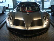 Pagani Huayra Coupe aus dem Jahr 2016.                
Seit dem Jahr 2012 wird dieser Supersportwagen im italienischen Modena in purer Handarbeit gefertigt. Die Motoren stammen von AMG und werden extra für Pagani aufgebaut. Der als Mittelmotor verbaute V12-Motor hat einen Hubraum von 5980 cm³ und leistet in der schwächsten Version 730 PS. Motorworld Cologne am 19.02.2022.