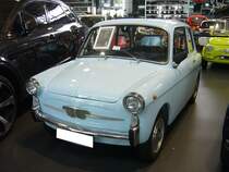 Autobianchi Bianchina Limousine, gebaut in den Jahren von 1962 bis 1969. Die Bianchina war bereits im Jahr 1957 als Coupe auf den Markt gekommen. Die Motorisierung war kongruent mit der des Fiat 500. Also in diesem Fahrzeug, ein im Heck verbauter Zweizylindermotor mit einem Hubraum von 499 cm³ und einer Leistung von 17 PS. Insbesondere die Damenwelt fand damals gefallen an diesem schicken Kleinwagen mit Pontonkarosserie. Motorworld Cologne am 19.02.2022.