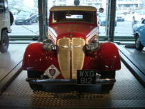 Frontansicht eines Adler 2.0 Liter Vierfenster Cabriolets. Der Adler 2.0 Liter war nichts anderes, als ein stärker motorisierter Adler Trumpf Junior. Der Wagen wurde von 1938 bis 1940 in 7470 Einheiten (alle Karosserieversionen zusammen gerechnet) produziert. Er konnte als viertürige Limousine, als zweitüriges Cabriolet (Foto) und als Chassis an einen Karosseriebauer geliefert werden. Der Vierzylinderreihenmotor hat einen Hubraum von 1910 cm³ und leistet 45 PS. Die Höchstgeschwindigkeit gaben die Frankfurter Adler-Werke mit 110 km/h an. Motorworld Cologne am 19.02.2022.