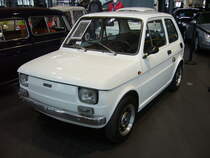 Fiat 126, gebaut von 1972 bis 1978. Dieses kleine Raumwunder nannte sich ab dem Modelljahr 1979 dann  Bambino  und später, als die Produktion nur noch bei FSM in Tychy/Polen erfolgte, 126p. In diesem Modell ist der Zweizylindermotor aus dem Fiat 500R im Heck verbaut. Dieser Motor hat einen Hubraum von 594 cm³ und leistet 23 PS. Der abgelichtete Fiat 126 ist im Farbton bianco corfu lackiert. Motorworld Cologne am 19.02.2022.