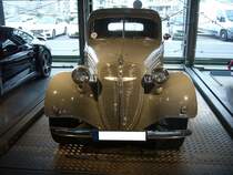 Frontansicht einer Adler 2.0 Liter Limousine. Der Adler 2.0 Liter war nichts anderes, als ein stärker motorisierter Adler Trumpf Junior. Der Wagen wurde von 1938 bis 1940 in 7.470 Einheiten (alle Karosserieversionen zusammen gerechnet) produziert. Er konnte als viertürige Limousine (Foto), als zweitüriges Cabriolet und als Chassis an einen Karosseriebauer geliefert werden. Der Vierzylinderreihenmotor hat einen Hubraum von 1910 cm³ und leistet 45 PS. Die Höchstgeschwindigkeit gaben die Frankfurter Adler-Werke mit 110 km/h an. Motorworld Cologne am 19.02.2022.