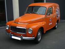 Volvo P 210, gebaut in etlichen Versionen in den Jahren von 1953 bis 1969. Der  Duett  genannte PV 445 basierte auf dem PV (P erson V agn) 444 bzw. später PV 544 und war in etlichen Motorvarianten. Der, auf dem Buckel-Volvo basierende PV 210, steht im Gegensatz zum selbst tragenden Chassis der Limousine auf einem Rahmenchassis. Die Hinterachse ist an Blattfedern geführt um die Ladekapazität zu erhöhen und um mit dem gleichen Motor mehr Lasten zu bewegen, wurde die Hinterachsübersetzung verkürzt, was dem nicht beladenen Wagen zu recht sportlichen Fahrleistungen verhilft. Hier wurde ein später PV 445 abgelichtet. Er dürfte den berühmten B18 Motor unter der Motorhaube haben. Dieser Vierzylinderreihenmotor hat einen Hubraum von 1780 cm³ und leistet 68 PS. Motorworld Cologne am 19.02.2022.