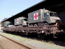 2  SanKa´s  (Sanitts-Kraftfahrzeug) verladen auf Flachwagen der Gattung Laads; 090503