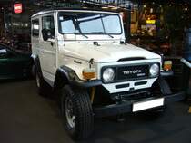 Toyota Landcruiser der Baureihe BJ40 aus dem Jahr 1983. Die Baureihe J40 kam bereits im Jahr 1960 auf den Markt, wurde permanent technisch weiter entwickelt und bis ins Jahr 1984 mit nur kleinen optischen Retuschen gebaut. Es gab die Baureihe BJ mit einem Vierzylinderreihendieselmotor und FJ mit einem Sechszylinderreihenbenzinmotor. Bei allen Fahrzeugen der Baureihe J40 konnte man das Dach und die Türen abbauen. Motorworld Cologne am 19.02.2022.