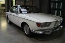 BMW 2000 Coupe, gebaut von 1965 bis 1970. Dieses Coupe wurde von BMW entwickelt und bei Karmann im Werk Rheine gebaut. Es gab zwei Varianten, nämlich den 2000 C und den 2000 CS. Beide hatten einen Hubraum von 1991 cm³. Lediglich die Vergaserbestückung wich voneinander ab. Die Leistung betrug im 2000 C 100 PS und im 2000 CS 120 PS. Bei seinem Erscheinen im Jahr 1965 kostete ein solcher 2000 CS genau DM 17.000,00. Laut der  Bibel  von Werner Oswald wurden 2837 Fahrzeuge vom Typ 2000 C, davon die allermeisten mit Automaticgetriebe und 8883 vom Typ 2000 CS produziert. Classic Remise Düsseldorf im September 2017.