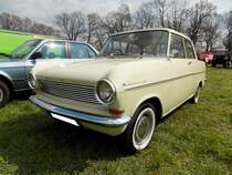 Opel Kadett A Limousine gebaut von 1962 bis 1965. Für die Herstellung des neuen Modelles Kadett wurde eigens, das damals hochmoderne, Werk in Bochum errichtet. Heute ist es schon wieder Geschichte. Die Produktion des Kadett A begann im August 1962 und endete im Juli 1965 nach insgesamt 649.512 Fahrzeugen. Hier handelt es sich um einen Kadett A aus dem Jahr 1964. Der Vierzylinderreihenmotor hat einen Hubraum von 993 cm³. Der Motor leistet, je nach Vergaserbestückung, 40 PS oder 48 PS. Oldtimertreffen Prickingshof im Sommer 2019.