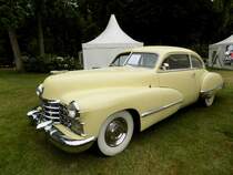 Cadillac Series 62 Sedanette Coupe des Jahrganges 1947 im Farbton lotus cream. Die Series 62 Modelle gab es in diesem Modelljahr in drei Karosserievarianten. Cadillac setzte im Modelljahr 1947 genau 37.835 Einheiten Series 62 Fahrzeuge ab. Der Basispreis lag bei US$ 2523,00. Angetrieben wird der Wagen von dem, schon vor WW2 entwickelten, V8-Motor. Dieser Motor hat einen Hubraum von 5675 cm³ und leistet 156 PS. Classic Festival auf Schloss Lembeck im Juli 2019.