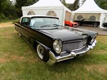 Lincoln Premiere Hardtop Coupe des Modelljahres 1958. Der Premiere war in diesem Modelljahr die mittlere Ausstattungsversion der Ford-Luxusmarke Lincoln. Darunter war der Capri und darüber der Continental Mark III angesiedelt. Von diesem zweitürigen Coupemodell verkaufte Lincoln in diesem Jahr 3043 Autos zu einem Preis ab US$ 5259,00. Der V8-Motor hat einen Hubraum von 7043 cm³ und leistet 375 PS. Classic Festival auf Schloss Lembeck im Juli 2019.