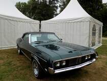 Mercury Cougar Convertible des Modelljahres 1969. Dieses Cabrioletmodell verkaufte sich im Modelljahr 1969 genau 5796 mal. Der Grundpreis lag bei US$ 3382,00. Der Käufer konnte zwischen sechs Motorisierungsstufen wählen: Die V8-Motoren haben einen Hubraum zwischen 5.8l und 7.0l und leisten zwischen 250 PS und 335 PS. Classic Festival auf Schloss Lembeck im Juli 2019.