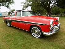 DeSoto Fireflite Coronado Sedan aus dem Jahr 1955. Die Marke DeSoto war seit dem Jahr 1928 eine Division der Chrysler Corporation. Im Modelljahr 1955 war die Modellreihe Fireflite das Topmodell im Programm der Marke DeSoto. Ein solcher, in der Farbkombination carnivalred/black lackierte Coronado Sedan war ab US$ 3151,00 zu haben. Unter der Motorhaube verrichtet ein V8-Motor seinen Dienst, der aus einem Hubraum von 4766 cm³ eine Leistung von 185 PS an die Hinterachse weiter gibt. Classic Festival auf Schloss Lembeck im Juli 2019.