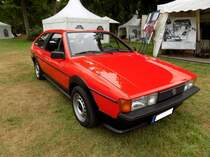 VW Scirocco II, gebaut von 1981 bis 1992. Das Modell wurde auf dem Genfer Autosalon des Jahres 1981 vorgestellt. In seiner zweiten Ausführung stand der Scirocco trotz unveränderten Technik des Vorgängermodells als völlig neues Coupe da. Der Scirocco II war in etlichen Motorisierungsstufen lieferbar. Classic Festival auf Schloss Lembeck im Juli 2019.