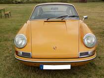 Frontansicht eines Porsche 912, gebaut in den Jahren von 1965 bis 1969. Der Wagen ist im Farbton signalgelb lackiert. Porsche stellte 1965 die Produktion des Modells 356 ein. Um auch weniger finanzkräftigen Kunden weiterhin einen Porsche anbieten zu können, wurde der Vierzylinderboxermotor des 356C in die Karosserie des 911´er verpflanzt. Der Motor leistet 90 PS aus einem Hubraum von 1582 cm³. Bei seiner Markteinführung schlug ein solcher Porsche 912 mit einem Kaufpreis von mindestens DM 16.250,00 zu Buche, während man für das Modell 911 schon mindestens DM 21.900,00 anlegen musste. Classic Festival auf Schloss Lembeck im Juli 2019.