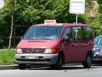 Kantons Polizei Bern mit einem Mercedes  BE 13401 abgestellt vor dem Eisstadion whrend der Hockey WM in Bern am 03.05.2009