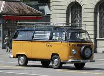 VW Bus T2  BE 413031 unterwegs in der Stadt Bern am 03.05.2009