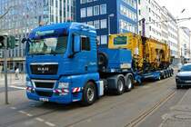MAN TGX mit Gleisbaumaschine nam 05.03.22 in Frankfurt am Main