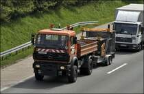 Zur zeit werden im Berreich der Autobahnmeisterei Ldenscheid die Talbrcken kontrolliert. Zur Absicherung des Brckenkontrollgertes wird dieser alte Mercedes 1831, beladen mit Schotter, eingesetzt.