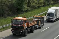 Zur zeit werden im Berreich der Autobahnmeisterei Ldenscheid die Talbrcken kontrolliert. Zur Absicherung des Brckenkontrollgertes wird dieser alte Mercedes 1831, beladen mit Schotter, eingesetzt.

