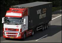 Schweden-Power rot-wei: Dieser schne und sehr saubere VOLVO FH der INTER RUTGES Group B.V. aus Montfoort (NL) ist mit einem 45 Fu Container von Van dieren Martime bei Ldenscheid in Richtung Siegerland unterwegs. Im Jahr 1960 wurden die ersten Frachten befrdert, damals Lebensmittel und Molkereiprodukte. In den letzten Jahren wurden Fnf Niederlassungen in Deutschland, Frankreich und den Niederlanden erffnet.
Der Fuhrpark besteht aus 80 Lkw´s der Marken DAF, Scania und Volvo. Davon werden 25 im Containerverkehr und 55 im Bekleidungstransport eingesetzt. Im Containerverkehr werden Ziele in Deutschland, Belgien, Niederlande und Frankreich angefahren. (04.05.2009)