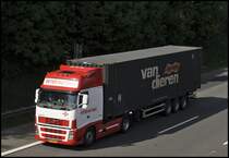 Schweden-Power rot-wei: Dieser schne und sehr saubere VOLVO FH der INTER RUTGES Group B.V. aus Montfoort (NL) ist mit einem 45 Fu Container von Van dieren Martime bei Ldenscheid in Richtung Siegerland unterwegs. Im Jahr 1960 wurden die ersten Frachten befrdert, damals Lebensmittel und Molkereiprodukte. In den letzten Jahren wurden Fnf Niederlassungen in Deutschland, Frankreich und den Niederlanden erffnet.
Der Fuhrpark besteht aus 80 Lkw´s der Marken DAF, Scania und Volvo. Davon werden 25 im Containerverkehr und 55 im Bekleidungstransport eingesetzt. Im Containerverkehr werden Ziele in Deutschland, Belgien, Niederlande und Frankreich angefahren. (04.05.2009)