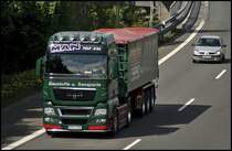 Starker LWE: MAN TGX 18.540XXL der D&B Transporte (?) aus Marienheide ist mit einem KEMPF Kippsattel bei Ldenscheid unterwegs