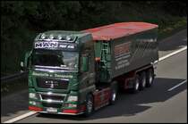 Das richtige Baufahrzeug :-P : MAN TGX 18.540XXL der D&B Transporte aus Marienheide ist mit einem KEMPF Kippsattel bei Ldenscheid unterwegs. Die Zugmaschine ist ausgestattet mit Lampenbgel, Steinschlagschutz und beleuchteter Unterfahrschutz. (04.05.2009)

