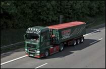 
Das richtige Baufahrzeug :-P : MAN TGX 18.540XXL der D&B Transporte aus Marienheide ist mit einem KEMPF Kippsattel bei Ldenscheid unterwegs. Die Zugmaschine ist ausgestattet mit Lampenbgel, Steinschlagschutz und beleuchteter Unterfahrschutz. (04.05.2009)
