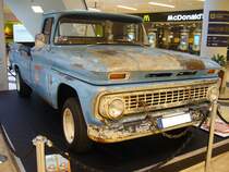Chevrolet Series C20 mit einer  Longbed  Ladefläche aus dem Jahr 1963. Die Pickup-Trucks der Series C und Series K standen ab 1960 im Verkaufsprospekt von Chevrolet. Angetrieben wird dieser  Truck , dem man seine Gebrauchsspuren ansieht, von einem 4.7l V8-Motor mit einer Leistung von 145 PS. EKZ Limbecker Platz in Essen am 12.03.2022.