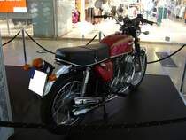 Honda CB 750 K2 aus dem Jahr 1974. Die CB 750 Four gilt zu Recht als erstes  Superbike  der Motorradgeschichte. Sie war das erste Großserienmotorrad mit einem Vierzylinderreihenmotor. Das Erfolgskonzept der CB 750 Four ist eben so simpel wie aber auch genial, nämlich sportliche Fahrleistungen und Allrounderqualitäten. So wundert es auch niemanden, dass sich dieses Motorrad während seiner zehnjährigen Produktionszeit (1969 bis 1978) ca. 550.000 mal verkaufte. Der Vierzylindermotor hat einen Hubraum von 731 cm³ und leistet 67 PS. Mit dieser Motorisierung erreicht das Motorrad eine Höchstgeschwindigkeit von 200 km/h. EKZ Limbecker Platz in Essen am 12.03.2022.