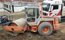 =Hamm Vibrationswalze der Firma BOCK steht in Künzell im November 2021