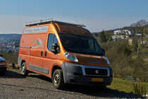 Fiat Ducato geniesst das Wochenende am straßenrand. 02.2022