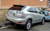 Der Lexus RX 400h sieht von Hinten ganz ganz schick aus, obwohl das Model schon fast 20 Jahre alt ist. Die Aufnahme stammt vom 12.2020.