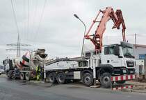 =MAN-Betonpumpe von HOLCIM steht zu Betonierarbeiten in Künzell, 11-2021