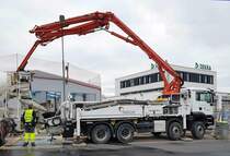 =MAN-Betonpumpe von HOLCIM steht zu Betonierarbeiten in Künzell, 11-2021