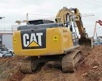 =CAT-Bagger 329 E der Firma BOCK steht auf einer Baustelle in Künzell, 11-2021