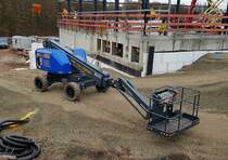 =Aichi-Arbeitsbühne steht auf einer Baustelle in Künzell, 11-2021