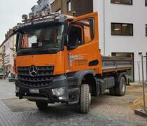 =MB Arocs vom Bauunternehmen THEO HAHN steht auf einer Baustelle in Hünfeld, 11-2021