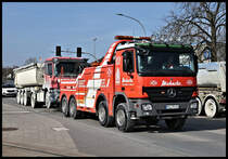Dieser Abschleppwagen Actros Mercedes 4146 der Fa. Mahncke war am 16.03.2022 in Lengerich in Westfalen im Einsatz und schleppte einen defekten Sattelzug ab.