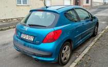 Rückansicht: blauer Peugeot 207. Foto: Dezember 2020.