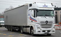 Die tschechische Spedition ZAYML A.Z.B. mit einem Sattelzug mit MB Actros 1845 Zugmaschine am 17.03.22 Berlin Marzahn. 