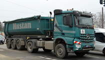 Erdbau, Transporte und Mineralölhandel Hustan OHG mit einem MB AROCS 1843 Sattelkipper am 17.03.22Berlin Marzahn