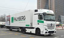 PALMBERG Büroeinrichtungen + Service GmbH mit einem Sattelzug mit MB ACTROS 1842 Zugmaschine am 17.03.22 Berlin Marzahn.