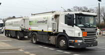 Leuendorff Gebäudetechnik Energie- und Mineralölhandel GmbH mit einem SCANIA P 410 Tanklast-Hängerzug für Diesel-/Heizkraftstoff am 17.03.22 Berlin Marzahn.