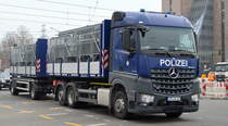 Ein recht neuer MB AROCS 2543 Wechsellader der Bundespolizei als Hängerzug mit Wechselbrücken (BLU A4 u. BLU A5) mit Absperrgittern beladen am 17.03.22 Berlin Marzahn.