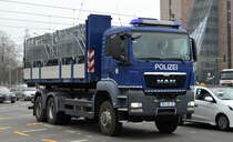 Ein MAN TGS 28.440 6x4-4 Wechselader der Bundespolizei beladen mit Wechselbrücke Absperrgittern (BLU A1) am 17.03.22 Berlin Marzahn