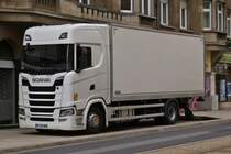 LKW Scania S 450 Kastenaufbau, wird am Straßenrand entladen. 03.2022