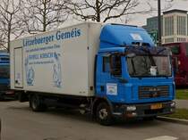 MAN LKW mit Kastenaufbau eines Gemüsehändlers stand am Straßenrand. 03.2022