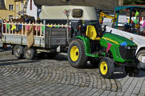 John Deere 3520 mit Hänger steht zum Karneval Umzug bereit. 02.2022