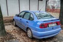 Rückansicht: Seat Cordoba Mk1 in blau. Foto: 12.2020.