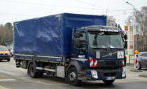 ALBA Recycling GmbH mit einem VOLVO FL 240 mit Pritschenaufbau mit Plane überzogen am 17.03.22 Berlin Marzahn.